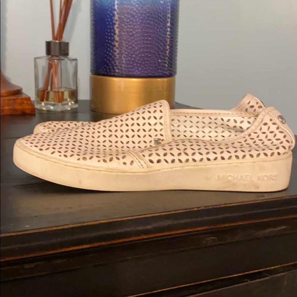 Tennis shoes